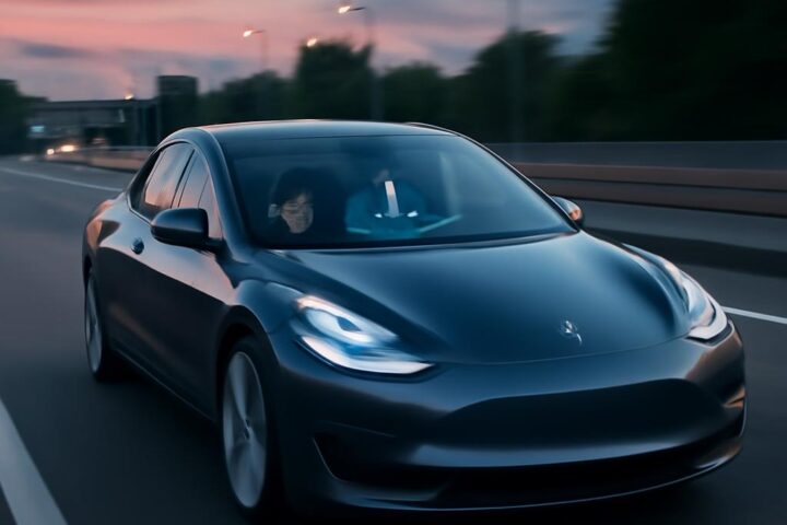 Tesla Model 3 s aktivovaným FSD v13 na európskej diaľnici