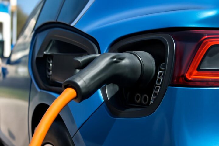 Nabíjací konektor CCS zapojený do elektromobilu